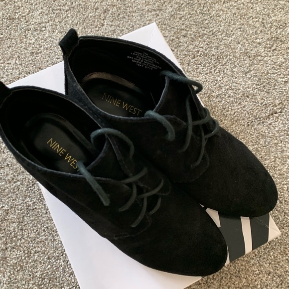 Nine West Black Lace Up Booties Sz 7 Gently Worn - Picture 3 of 4